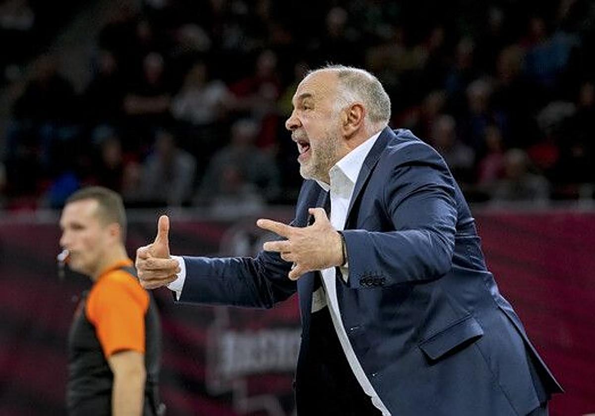Pablo Laso da instrucciones de forma intensa en el encuentro del Baskonia ante Anadolu Efes.