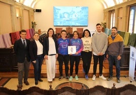 Representantes municipales del Ayuntamiento han recibido hoy a los miembros del club como reconocimiento al premio.