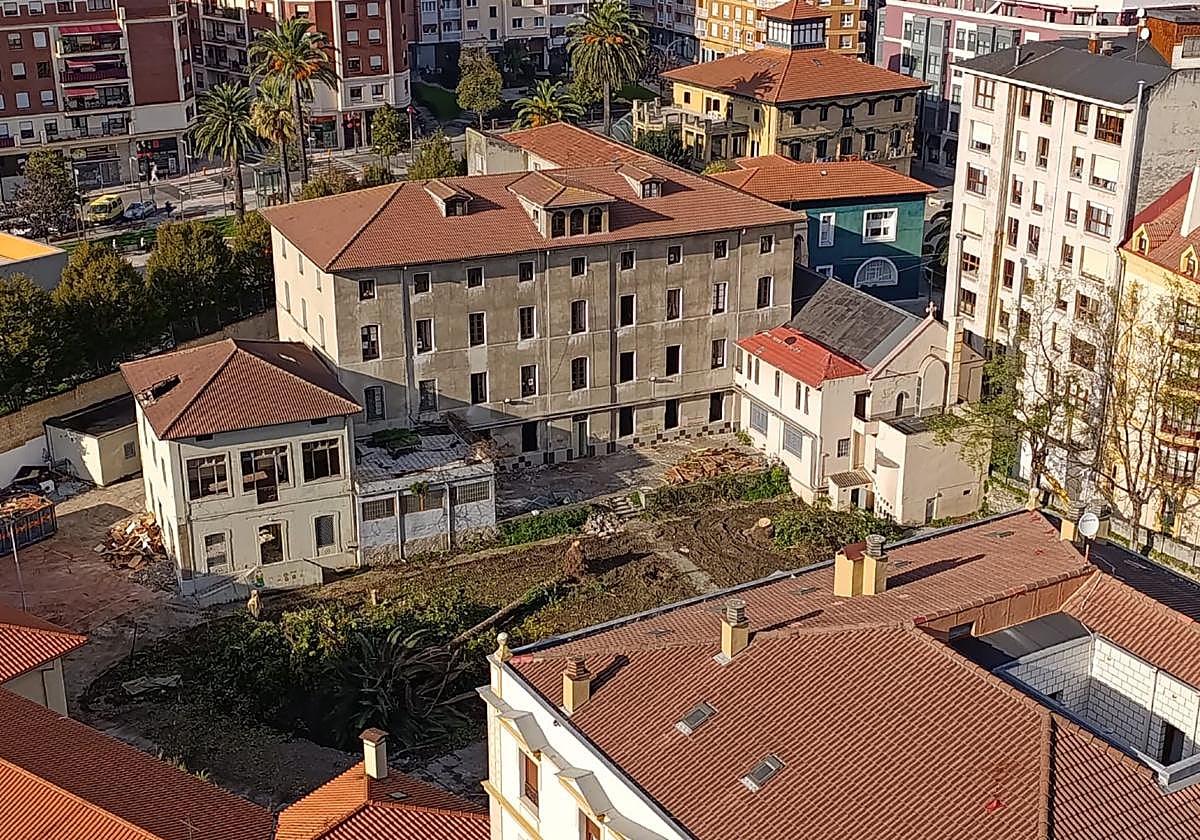 La maquinaria comienza con el vaciado del recinto que durante más de un siglo se ha destinado a la educación.