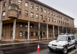 Exterior de la comisaría de la Policía Nacional en Vitoria.