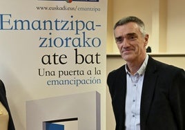 Miren Saratxaga, director de Juventud entonces, y Jonan Fernández, en la presentación del programa en febrero de 2024.