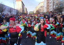 Desfile del Carnaval de Vitoria durante su pasada edición, en la que salieron 7.076 personas.