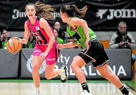 Marta Hermida dirige la bola en el encuentro de ayer contra el Joventut.