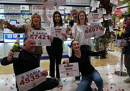 Trabajadores del centro comercial Artea celebran la serie del Gordo que entregaron en 2023 y cuatro quintos premios.