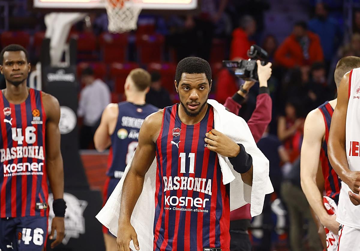 Trent Forrest abandona la pista cariacontecido tras la derrota ante el Mónaco.