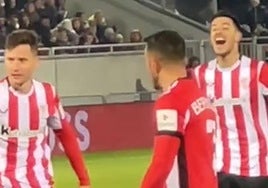 El vacile de los jugadores del Athletic a Ander Herrera en Bulgaria