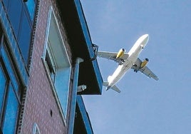 «En verano es imposible estar con la ventana abierta por el ruido de los aviones»