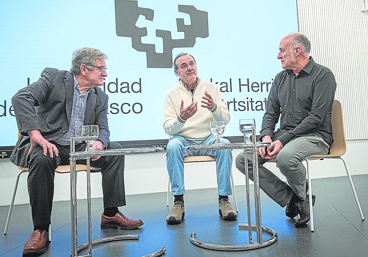 Tres exrectores de la UPV/EHU se reunieron en EL CORREO para charlar sobre la Universidad. De izquierda a derecha: Manu Montero, Pello Salaburu e Iñaki Goirizelaia.