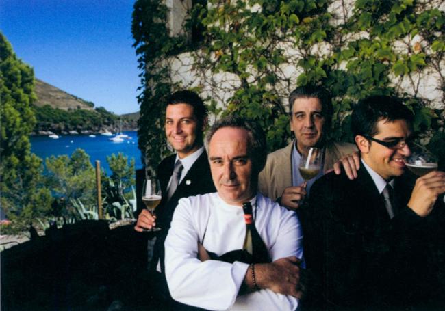 El añorado Juli Soler acompaña a Ferran Adrià y a dos de los sumilleres de referencia del restaurante que revolucionó la cocina mundial, David Seijas y Ferrán Centelles, fotografiados en la terraza que daba a Cala Montjoi para la presentación de Estrella Damm Inedit, la primera cerveza gastronómica creada por ellos.