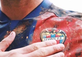 Las lágrimas del entrenador, silencio absoluto y camisetas embarradas: el homenaje del Levante a las víctimas de la DANA