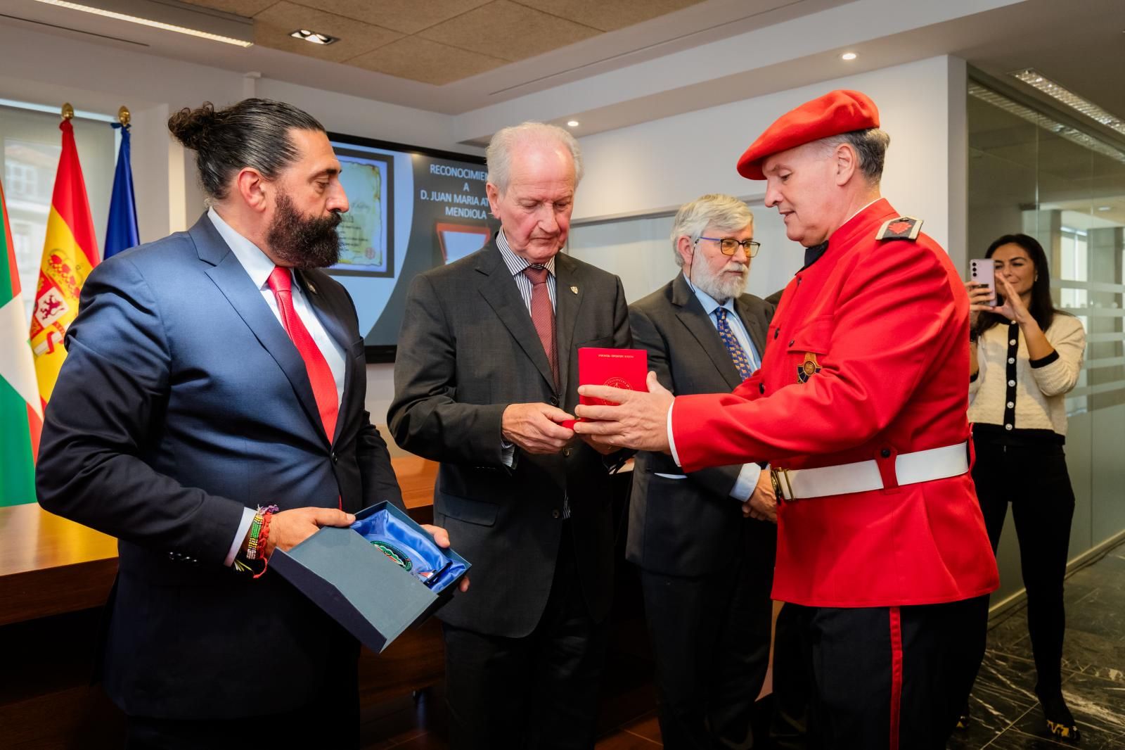 Juan Mari Atutxa, flanqueado por Julio Rivero y Florencio Domínguez, recibe la medalla de la asociación de ertzainas Mila Esker.