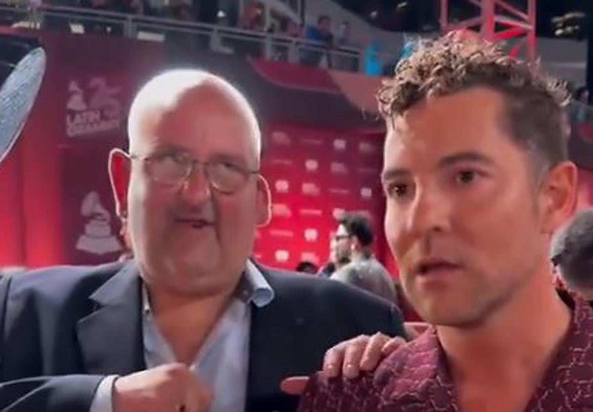 La cara de David Bisbal cuando 'El Dandy de Barcelona' le interrumpe mientras lanza un mensaje a los afectados por la DANA