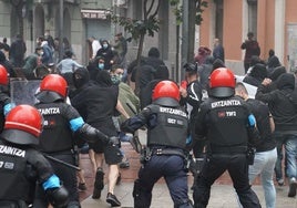 Agentes de la Ertzaintza cargan contra un grupo de radicales en Sestao en 2020.