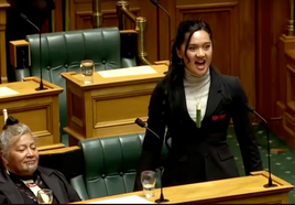 Momento en el que la diputada Hana-Rawhiti Maipi-Clarke inicia la 'haka'.