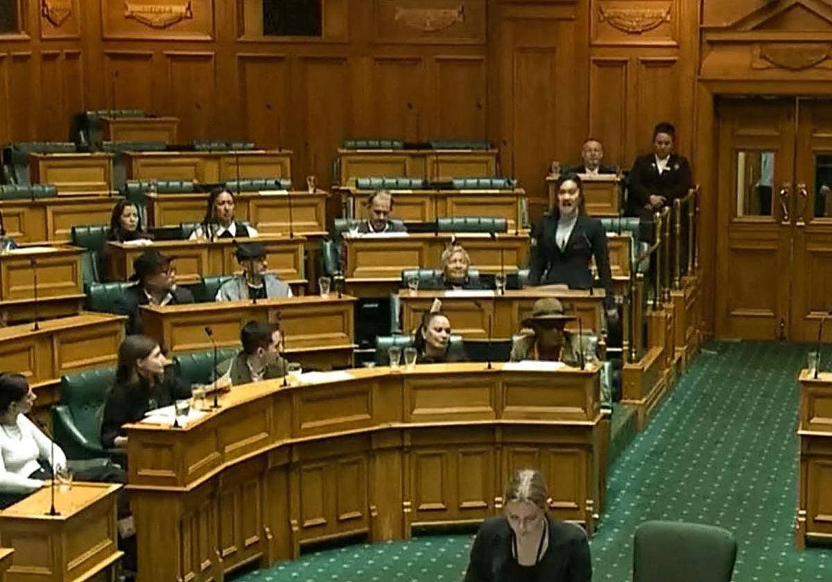 Momento en el que la diputada Hana-Rawhiti Maipi-Clarke inicia la 'haka'.