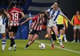 Maite Zubieta trata de hacerse con el balón en dura pugna con Klára Cahynova.