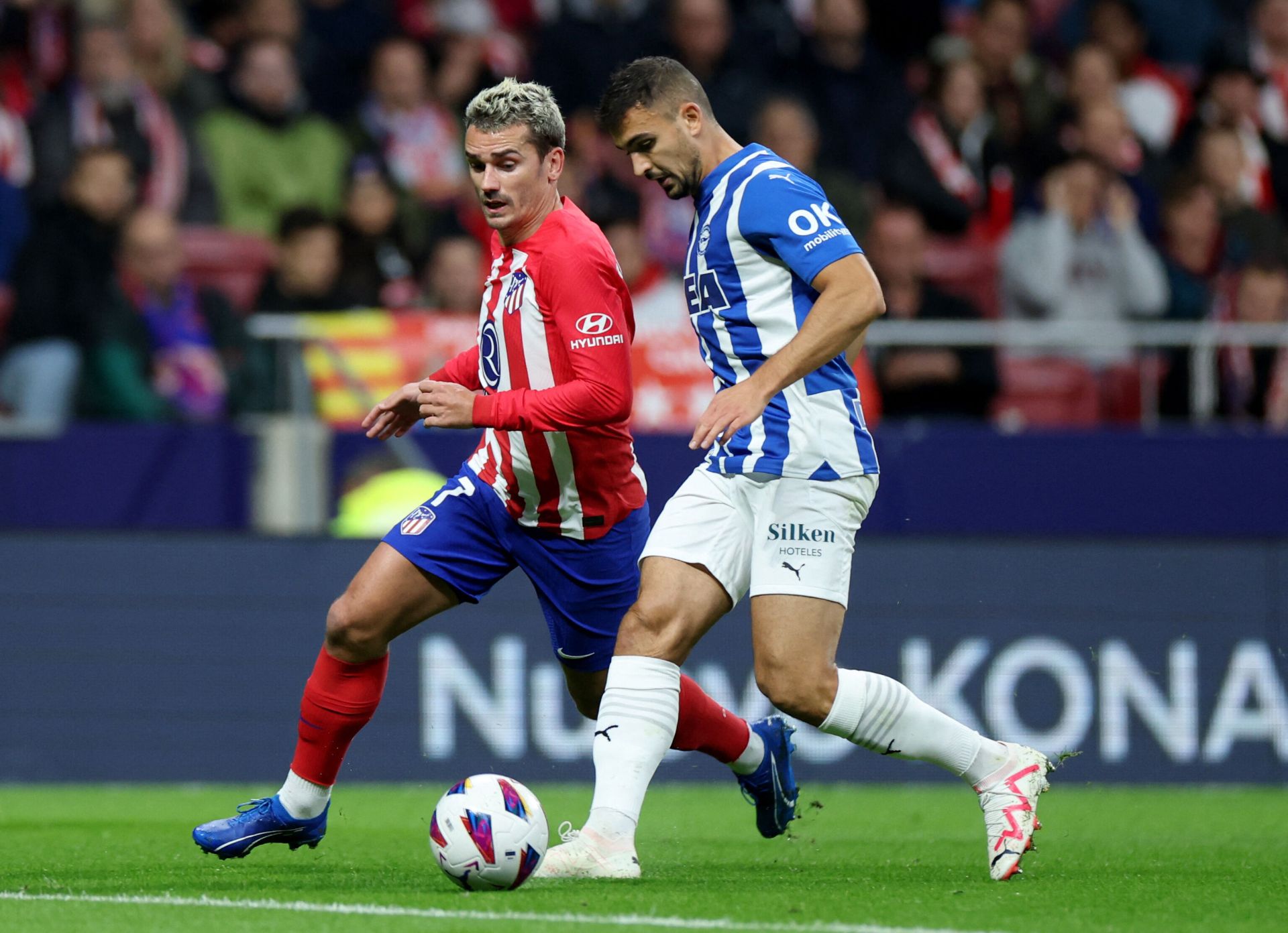 Griezmann presiona al albiazul Sedlar.