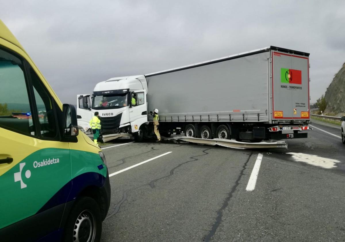 El accidente ha provocado importantes retenciones dentro y fuera del túnel de Peña María.