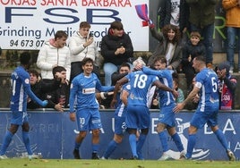 Los azules festejan el tanto de la victoria.