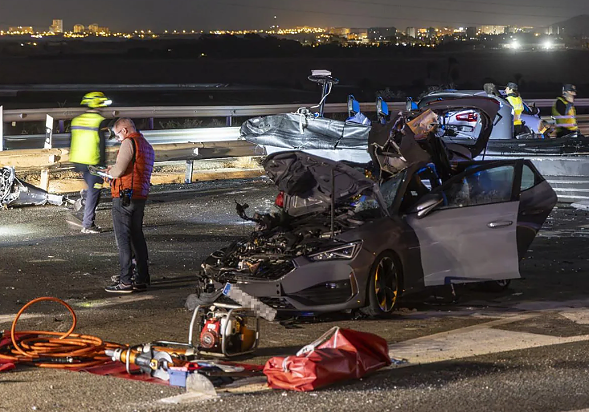 El coche donde viajaban las dos fallecidas.