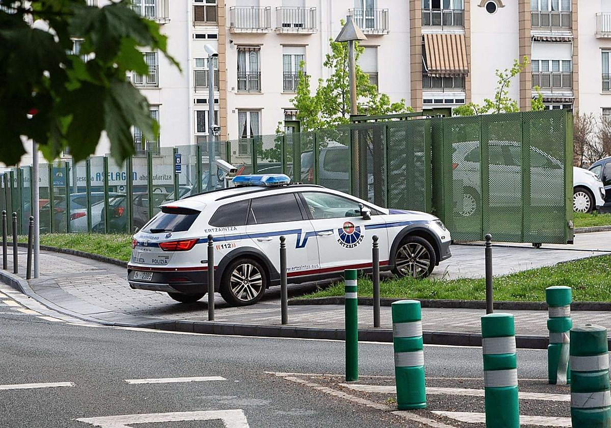 Un hombre intenta matar a su pareja en Pasaia: «La mujer salió ensangrentada al rellano y gritando 'socorro, socorro, me quiere matar'»