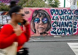 Mural con una pintada a favor de Gisèle Pelicot, que defendió que el juicio contra sus violadroes fuera público.