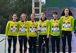 Las atletas del Bidezabal Sub'20, en el podio del campeonato de España de clubes.