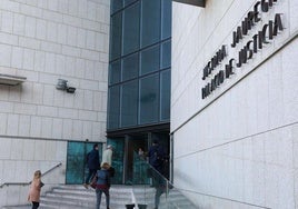 Puerta de entrada al Palacio de Justicia de San Sebastián