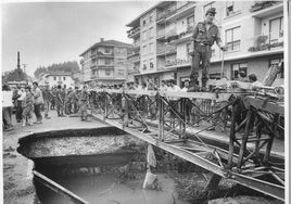 Las inundaciones de Bilbao: el viaje en helicóptero de Felipe González, el general que se cuadraba ante Garaikoetxea, la visita de los Reyes...