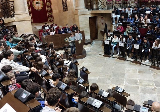 Un momento de las intervenciones de los alumnos que la mañana del lunes han participado en la séptima edición del 'Pleno txiki' de la Casa de Juntas de Gernika.