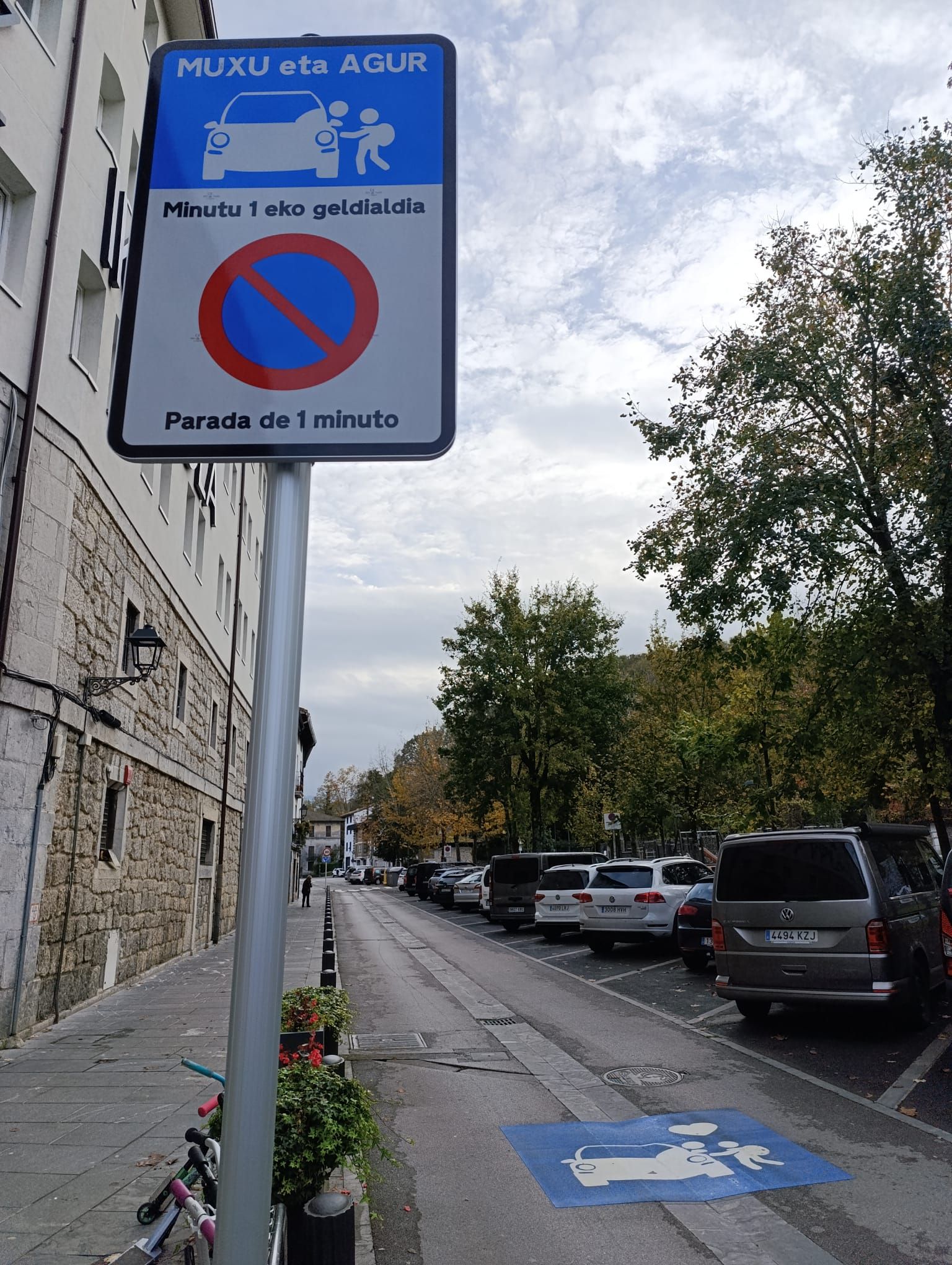 La señal está ya colocada junto a los centros escolares de Markina.