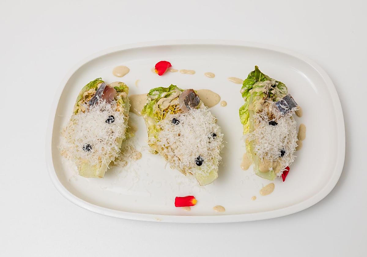 Cogollos marcados a la brasa, salsa vitello, txitxarro curado en salmuera y parmesano