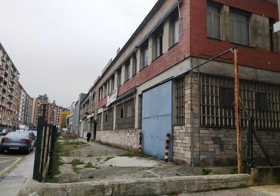 Ermua vuelve a recalificar el viejo pabellón industrial de Idesa para construir vivienda