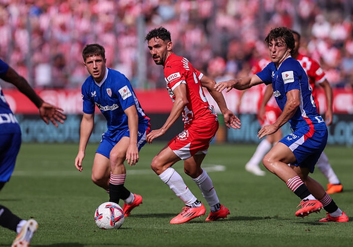 Iván Martín entre Jauregizar y Unai Gómez esta temporada en Montilivi.