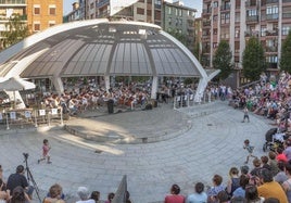 La plaza Josu Murueta acoge un concierto de música de jóvenes de Erandio.