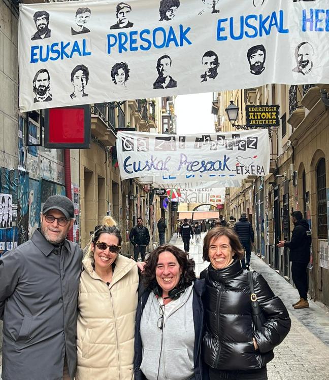 Arantxa Echevarría en la Parte Vieja de Donostia decorada para el rodaje junto a los productores Pablo Nogueroles, María Luisa Gutiérrez y Mercedes Gamero en una fotografía cedida por esta última.