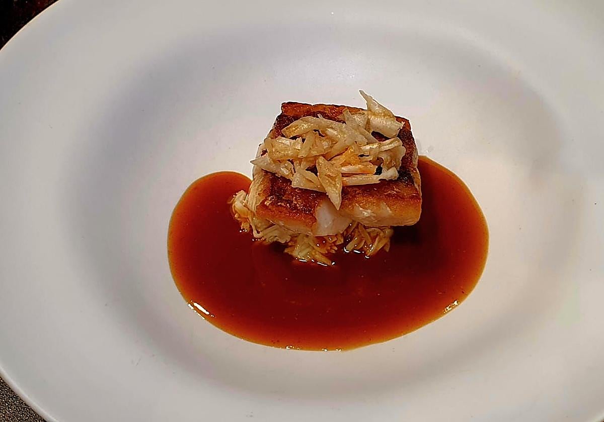 Lomo de salmonete en su propio jugo con centollo