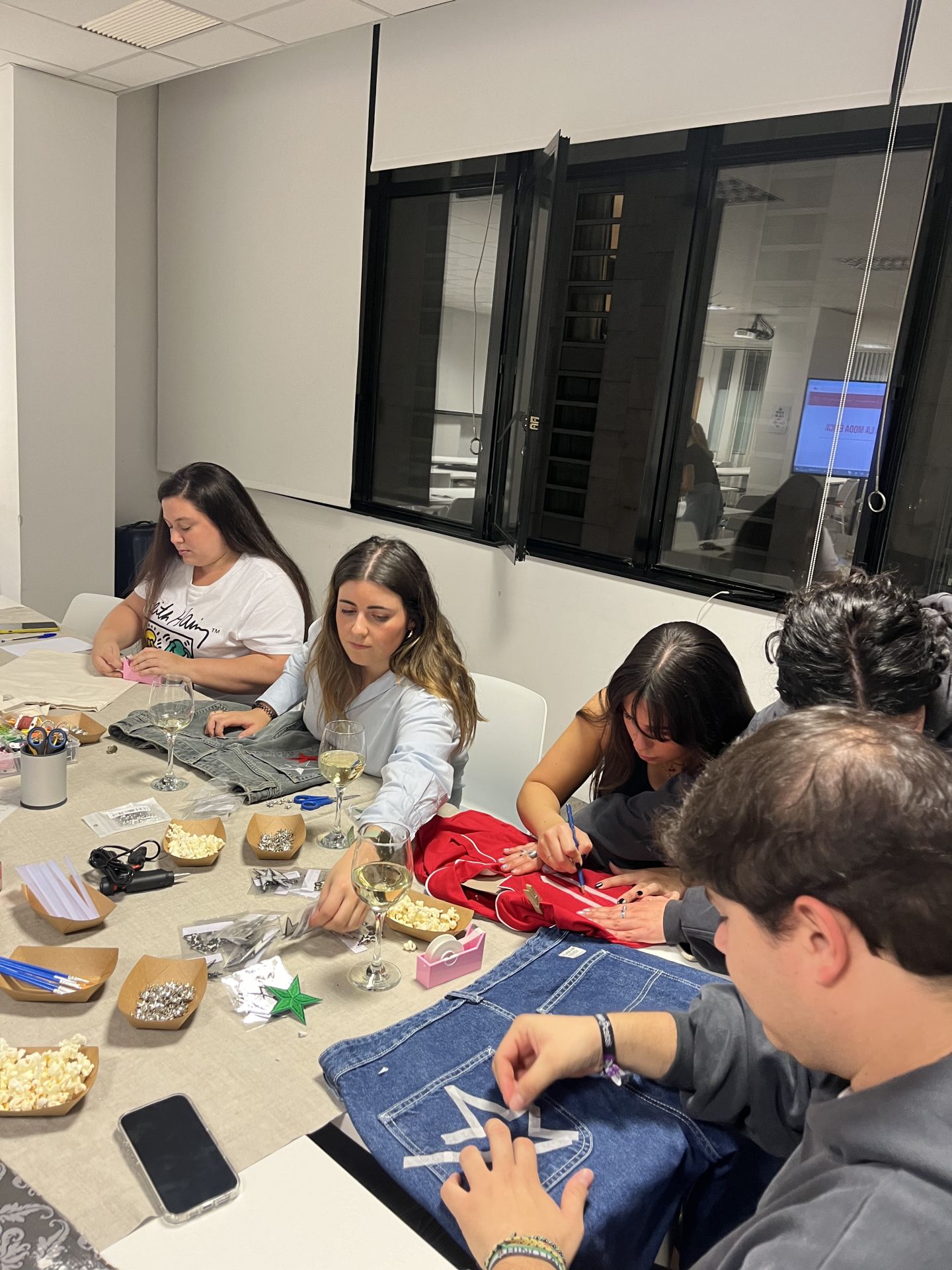 Tres amigas triunfan en Bilbao con los talleres de customización de ropa y bolsos que incluyen... ¡vino ilimitado!