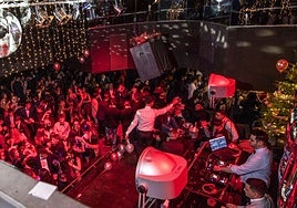 Asistentes a un cotillón en una discoteca de Vitoria.