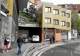 Uno de los proyectos prevé rehabilitar este edificio de azulejo amarillo de la Avenida Zumalacarregui para albergar 7 apartamentos.