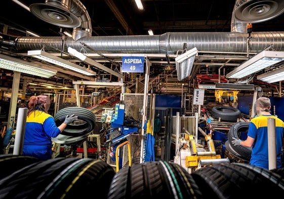 Trabajadores de Michelin, en una de las líneas de producción