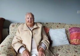 Eugenia Otaduy, siempre con una sonrisa, posa en el salón de su casa.