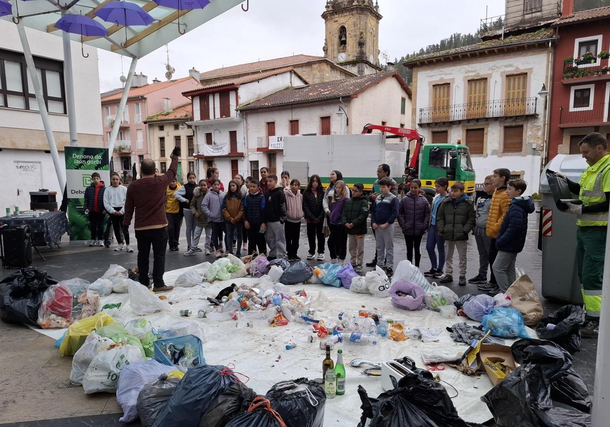 Los alumnos de Eskolabarri y San Lorenzo Eskola han analizado el contenido de un depósito gris.