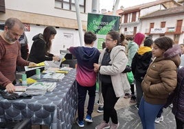 Los alumnos de Eskolabarri y San Lorenzo Eskola han analizado el contenido de un depósito gris.