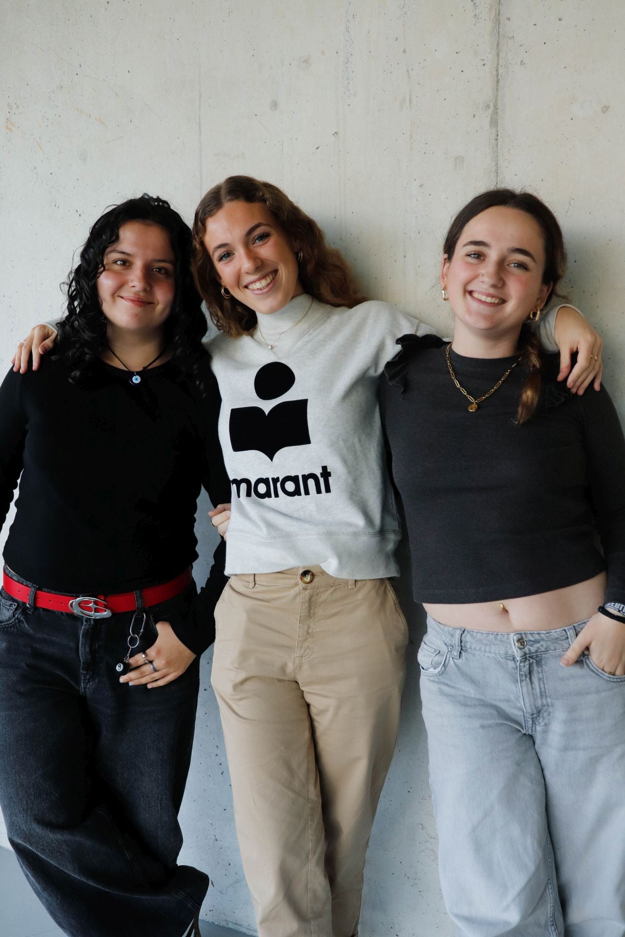 Tres amigas triunfan en Bilbao con los talleres de customización de ropa y bolsos que incluyen... ¡vino ilimitado!