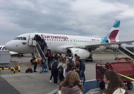 Pasajeros abordan un avión de la compañía Eurowings, que volará dos veces por semana a Berlín desde Loiu