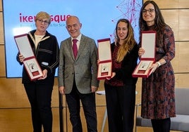 El consejero Juan Ignacio Pérez, con Carmen González Murua a la izquierda y Amaia Arranz Otaegui y Amaia Cipitria Sagardia a la derecha.