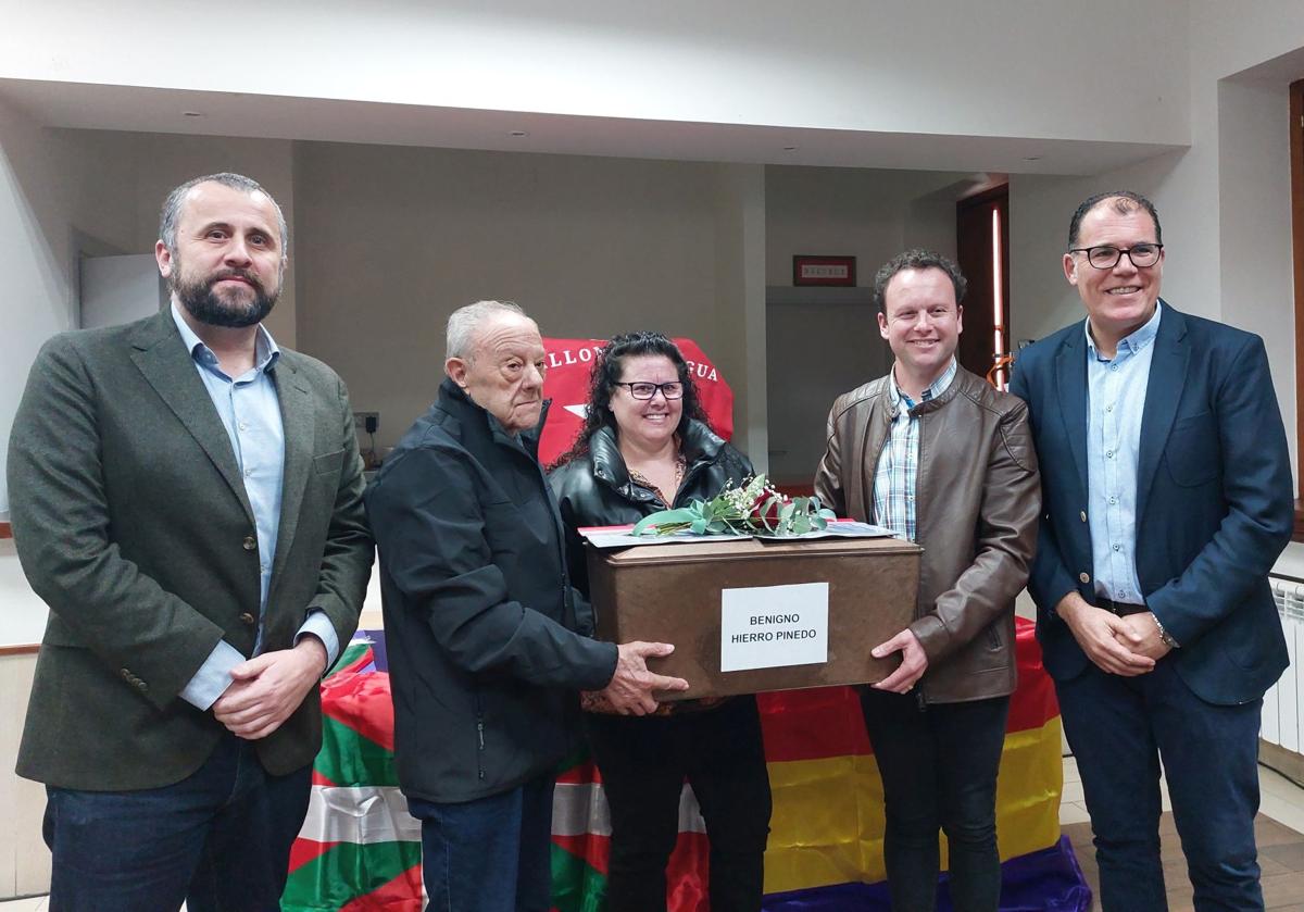 El director de Gogora, Alberto Alonso, con el alcalde de Ortuella, Saulo Nebreda, y los familiares de Benigno.