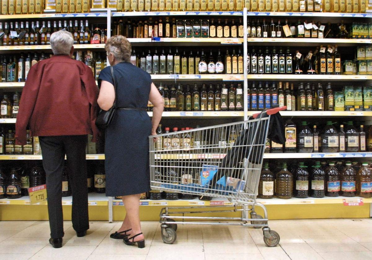 El precio del aceite de oliva virgen extra cierra mayo en mínimos: ofertas a 3,8 euros el litro