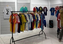 Una tienda efímera de camisetas retro de fútbol llega a Bilbao antes del derbi.